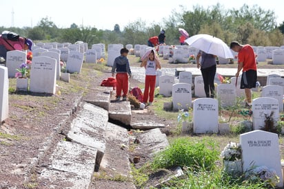 Molestia. Familias denuncian la falta de atención por parte de la empresa responsable del Panteón Jardines del Carmen. (FERNANDO COMPEÁN)