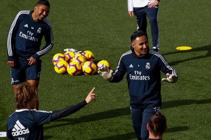 El portero costarricense del Real Madrid Keylor Navas durante el entrenamiento realizado ayer en la Ciudad Deportiva de Valdebebas, donde el equipo prepara el partido de la undécima jornada de Liga que disputa hoy ante el Real Valladolid en el estadio Santiago Bernabéu.