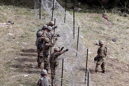 Contra migrantes. Soldados del Ejército de EU refuerzan la seguridad en la frontera cerca del puente Reynosa-Hidalgo. (AP) 