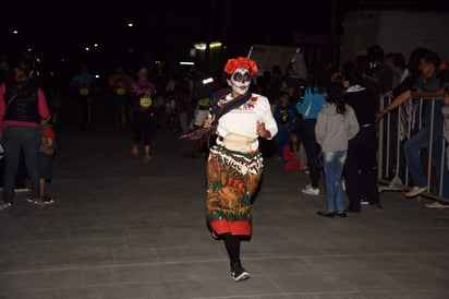 La plancha de la Plaza Mayor de Torreón albergó los puntos de salida y meta de esta carrera que agotó sus inscripciones. (JESÚS GALINDO)