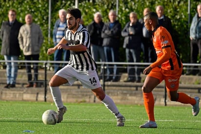 El lagunero (izq.) ha sido titular durante el torneo con su actual equipo, donde ya marcó goles.