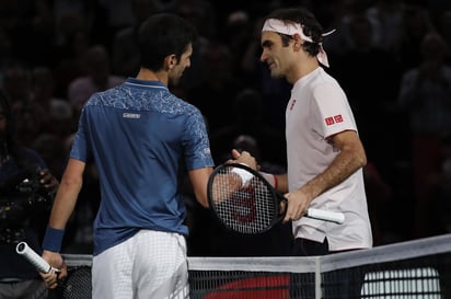 Novak Djokovic (i) derrotó 7-6, 5-7, 7-6 a Roger Federer para avanzar a la final del torneo.