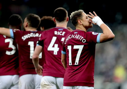 El delantero mexicano del West Ham, Javier Hernández, anotó el último gol de su equipo en el triunfo de ayer sobre el Burnley.