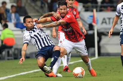 Luis Noriega pelea un balón durante el partido ante Rayados dentro de la jornada 15 del Apertura 2018. (Jam Media)