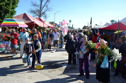 Limpieza. Se acumularon 40 toneladas de basura en los panteones, tras la celebración del Día de Muertos. (EL SIGLO DE TORREÓN)