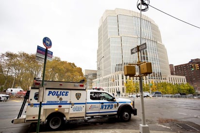 Fuerte vigilancia. El Departamento de Policía de Nueva York realizó un operativo de seguridad y vigilancia frente al Juzgado Federal de Brooklyn donde el inicio de la selección del jurado para el juicio de Joaquín 'El Chapo' Guzmán. (AP)