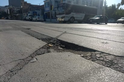 Representa un peligro para los transeúntes y vehículos. (EL SIGLO DE TORREÓN)