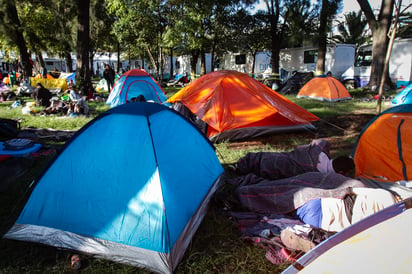 El alcalde en Iztacalco, Armando Quintero, afirmó que el deportivo Magdalena Mixhuca se encuentran al límite de su capacidad, hasta donde han arribado siete mil 20 migrantes provenientes de Honduras, Guatemala y El Salvador, y se espera la llegada de más centroamericanos. (NOTIMEX)