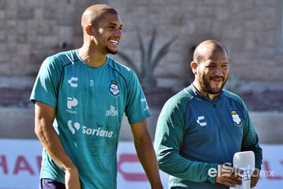 El defensor brasileño durante la práctica de los Guerreros esta mañana en las canchas del TSM. (Jesús Galindo)