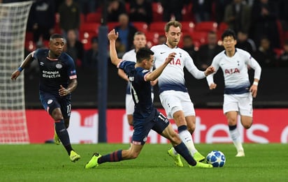 El jugador Hirving Lozano (c-i) de PSV Eindhoven disputa el balón con Christian Eriksen (c-d) de Tottenham.