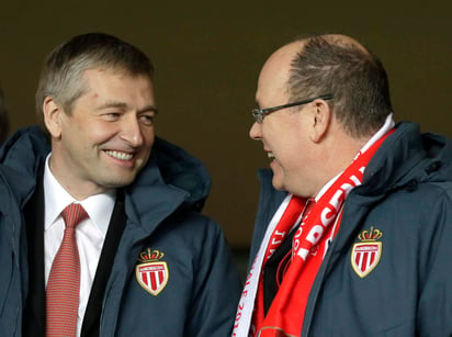 Rybolovlev (i), propietario del club desde diciembre de 2011, fue puesto en libertad pero bajo control judicial, agregó el rotativo.