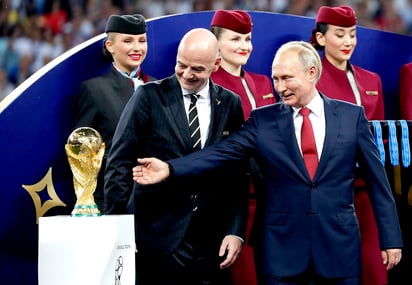 Vladimir Putin, presidente ruso, junto a Gianni Infantino, presidente de FIFA, previo a la entrega de la Copa del Mundo al ganador Francia. (ARCHIVO)