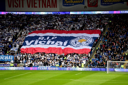 Durante la pasada jornada, los seguidores del Leicester City desplegaron una bandera en honor al fallecido dueño del equipo.