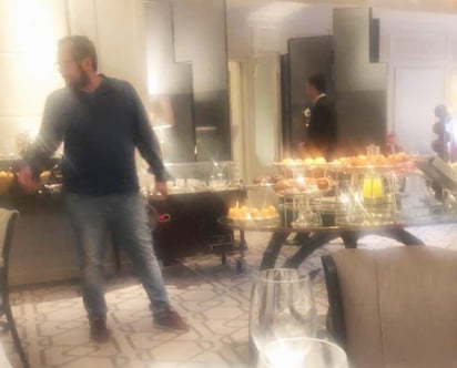 En redes sociales circularon fotografías del hijo de López Obrador, presuntamente en lujoso hotel de Madrid. (TWITTER) 