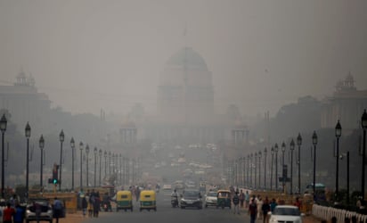 Los residentes de Nueva Dehli y la Región de la Capital Nacional despertaron este jueves envueltos en una densa niebla tóxica, con la calidad del aire en su peor nivel este año. (AP)