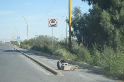 Con el paso de los meses desaparecen tapas de registros, se afectan áreas de circulación vial y hasta la ciclovía ha quedado en el abandono. (EL SIGLO DE TORREÓN)