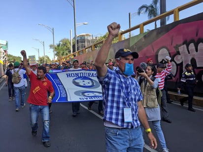 Una de las peticiones de los migrantes era que se les proporcionaran autobuses que los lleven de manera segura a la frontera norte del país. (EFE)