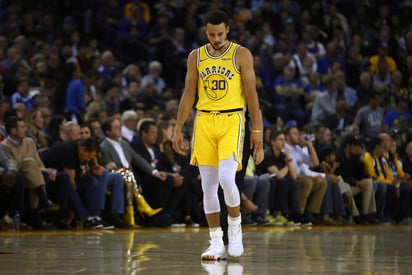 Stephen Curry salió lesionado. (AP)