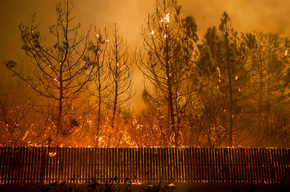 Ordenaron este viernes la evacuación de Malibú en California debido a la proximidad de un voraz incendio forestal. (AP)