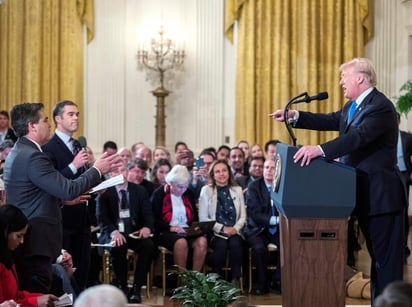 El mandatario norteamericano Donald Trump en su discusión en una rueda de prensa con el periodista de la cadena CNN, Jim Acosta.