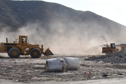 La empresa MR se dedica al reciclado de plástico y cartón y desechos animales, materiales además de que generan composta, misma que también ha sido donada al Vivero Municipal de Lerdo. (ARCHIVO)