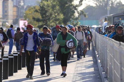 En una asamblea celebrada de madrugada en el complejo deportivo en el que están concentrados desde el pasado domingo, los migrantes habían acordado irse hoy, ya fuera a pie o en autobuses, pero posteriormente optaron por quedarse un día más. (EL UNIVERSAL)