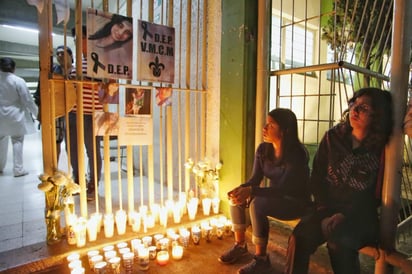 El ataúd color café con la imagen de una Virgen de Guadalupe con los restos de la hija de la diputada federal Carmen Medel, arribó cerca de las 03:00 de la mañana a las instalaciones de la Universidad Veracruzana en Ciudad Mendoza. (ARCHIVO)