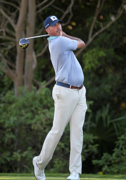 Matt Kuchar firmó ayer una tarjeta de 64 golpes y tomó una ventaja de dos golpes en el Mayakoba Golf Classic.