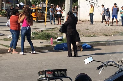 Fallecido. El cuerpo quedó tendido en el pavimento, al lado del poste de concreto. (EL SIGLO DE TORREÓN) 