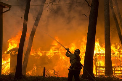 Luchan. El fuego ha consumido varias propiedades en Butte County en California.