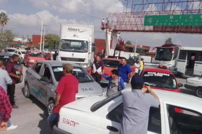 Acusación. Los taxistas protestaron, pues dicen que los regidores se quedaron con las concesiones. (MARY VÁZQUEZ)