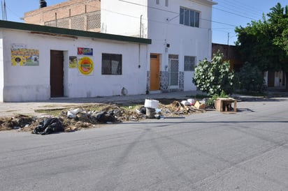 Dicen que a diario se pueden observar montones de basura en plena vía pública. (EL SIGLO DE TORREÓN)