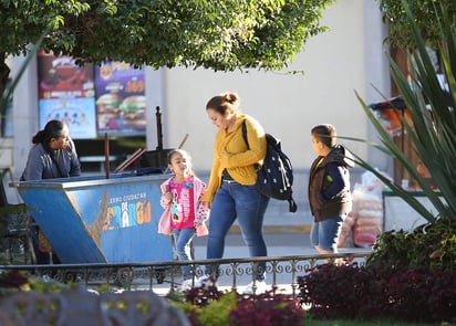 Se recomienda a los padres de familia enviar a sus hijos con la ropa adecuada dependiendo de las condiciones climáticas. (EL SIGLO DE TORREÓN) 