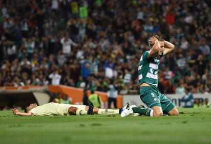 El atacante argentino de Santos, Julio César Furch, se lamenta tras una falla en el partido ante América. (Jesús Galindo)