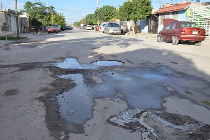 Afirman que la humedad ha causado daños a casi todo el pavimento y hasta las banquetas. (EL SIGLO DE TORREÓN)