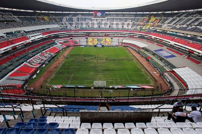 El campo es una combinación de césped y material sintético, y entre los juegos y conciertos allí y la reciente lluvia, el campo parece estar en una forma aproximada. (Jam Media)