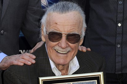 Otra de las compañías que le rindió un homenaje a Stan Lee fue DC Comics, la cual dijo que 'cambió la forma en que vemos a los héroes, y los cómics modernos siempre llevarán su marca indeleble'. (EFE)
