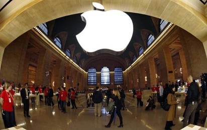 A la baja. Las acciones de Apple descendieron 5.04 por ciento en una sesión complicada en Wall Street.