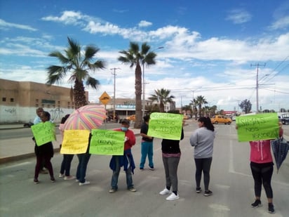 Bloqueo. Los vecinos exigieron al alcalde Jorge Zermeño y al Simas atender el constante brote de aguas negras en el sector. (EL SIGLO DE TORREÓN)