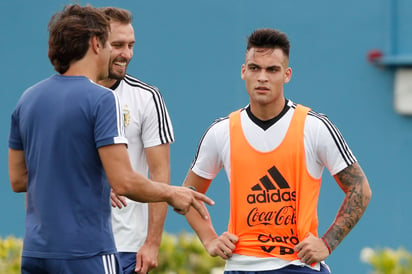 Lautaro Martínez (d), de Argentina, durante el entrenamiento previo al primer juego amistoso con México en el predio de AFA.