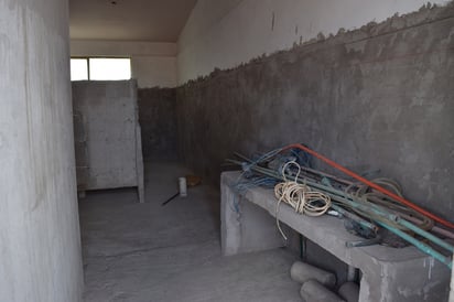 Obra. Los sanitarios se están en obra negra, falta el cableado eléctrico en dos salones y se tumbaron los techos en otras dos aulas.