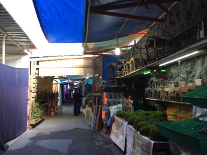 Tradición. Avanza la instalación de los locales que formarán parte del 'mercadito navideño'. (GUADALUPE MIRANDA)