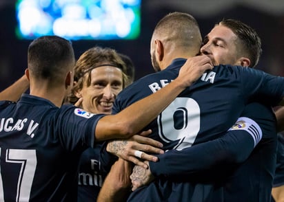 El internacional croata festeja un gol junto con el francés Karim Benzema y el resto del equipo.