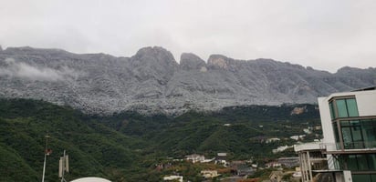 Las montañas de Nuevo León amanecieron hoy cubiertas de nieve y aguanieve con temperaturas de hasta menos siete grados -al sur de la entidad-, debido a la onda gélida que afecta la zona noreste del país. (TWITTER/@AlejandroPrez2)