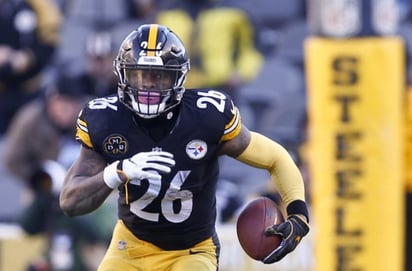 Le'Veon Bell, corredor de Pittsburgh, estuvo ausente ayer para firmar su oferta de franquicia con los Acereros.