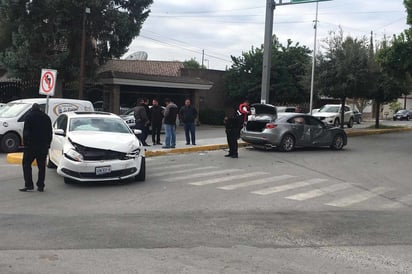 Aparatoso. Ambos vehículos se proyectaron contra el camellón.