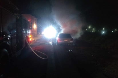 Fuego. Vehículo termina en llamas por cortocircuito en el sistema eléctrico.