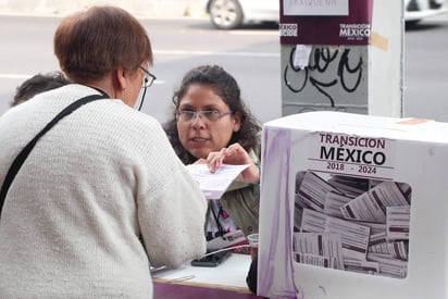  Andrés Manuel López Obrador anunció que llevará a cabo una amplia consulta ciudadana sobre diez programas y tres proyectos sociales que pretende lanzar en su administración. (ARCHIVO)