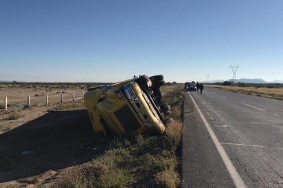 Aparatoso. El camión quedó volteado a la orilla de la carretera, debido a que el chofer se quedó dormido.