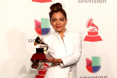 'Qué emoción, qué emoción. Estoy muy agradecida. Quiero dedicar esto a México, a Latinoamérica, a todos nuestros hermanitos que están llegando a México', dijo Lafourcade. (EFE)